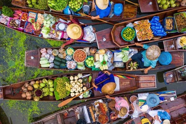 Travel community sharing experiences